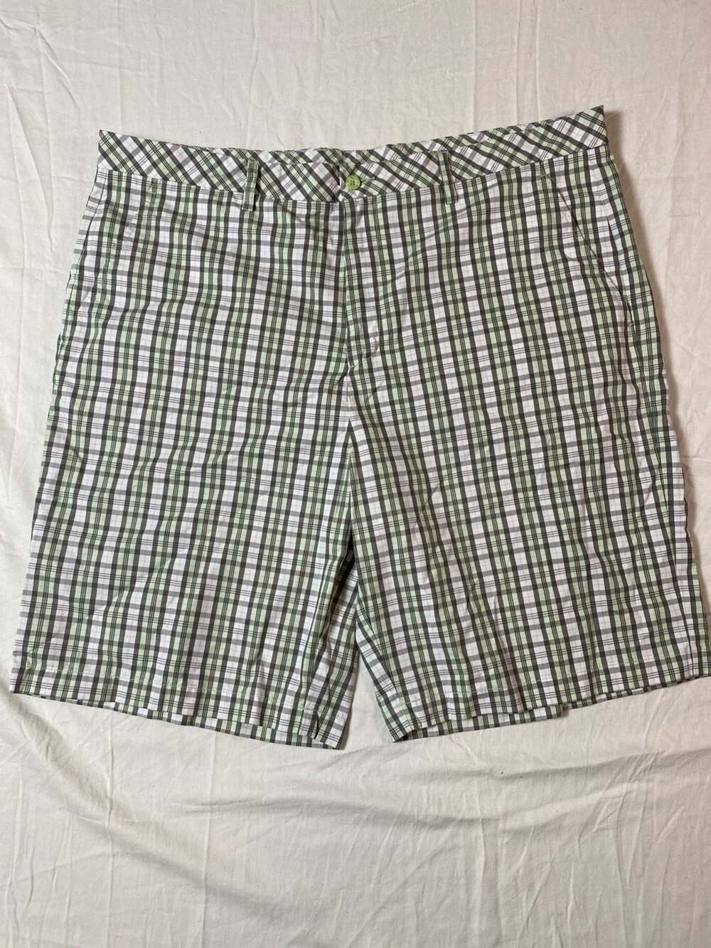 Ashworth Men's Green and Black Plaid Golf Shorts Size 42W (1186)